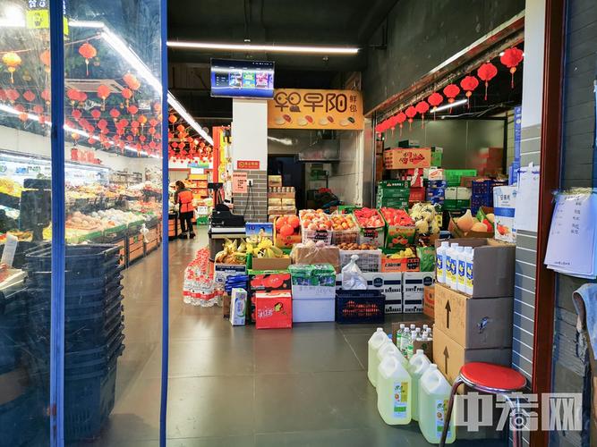 一家便利店门口醒目位置摆放的消毒液等商品. 中宏网记者 富宇 摄